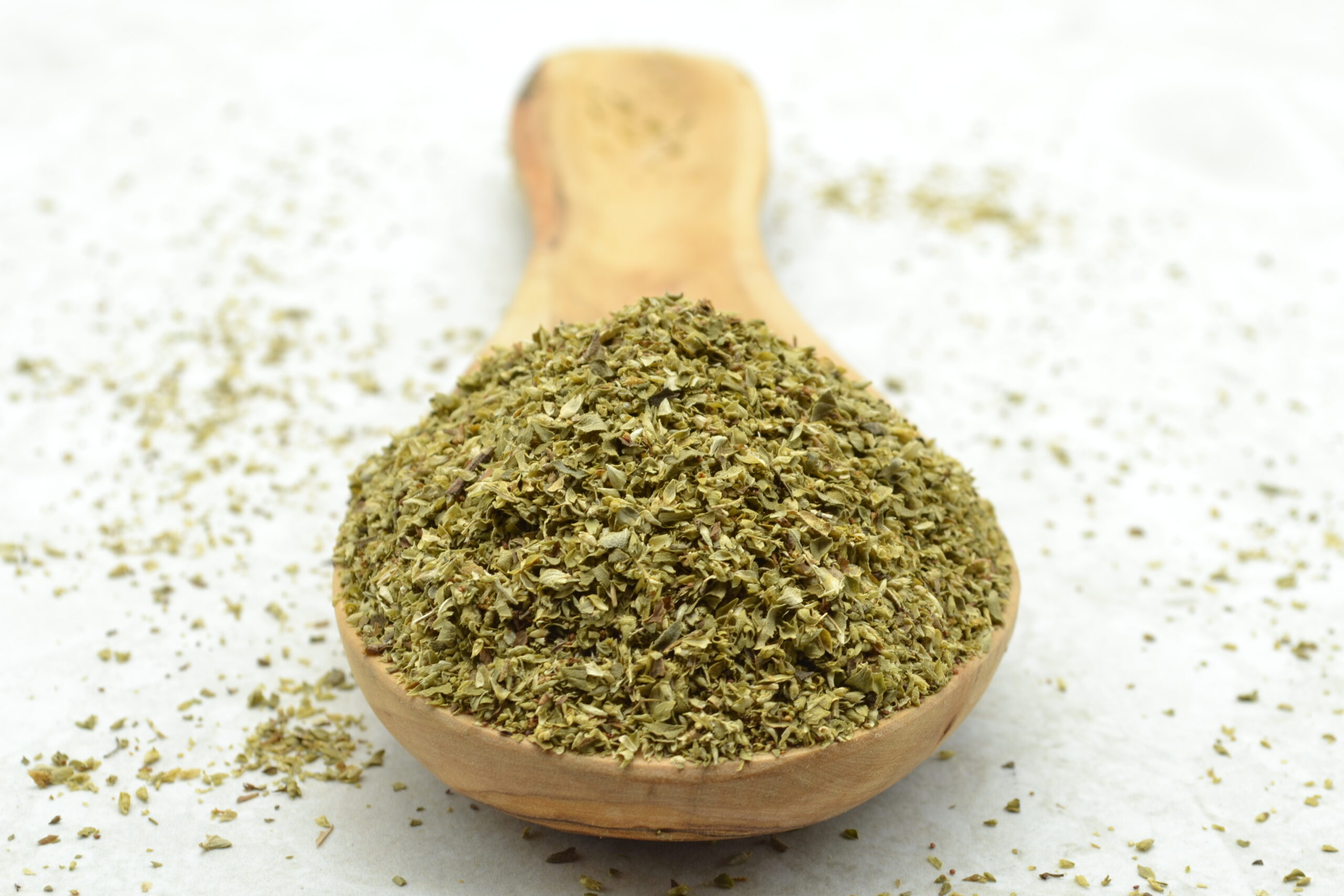 Getrockneter, gerebelter griechischer Oregano mit intensiver Farbe und hohem Blattanteil.