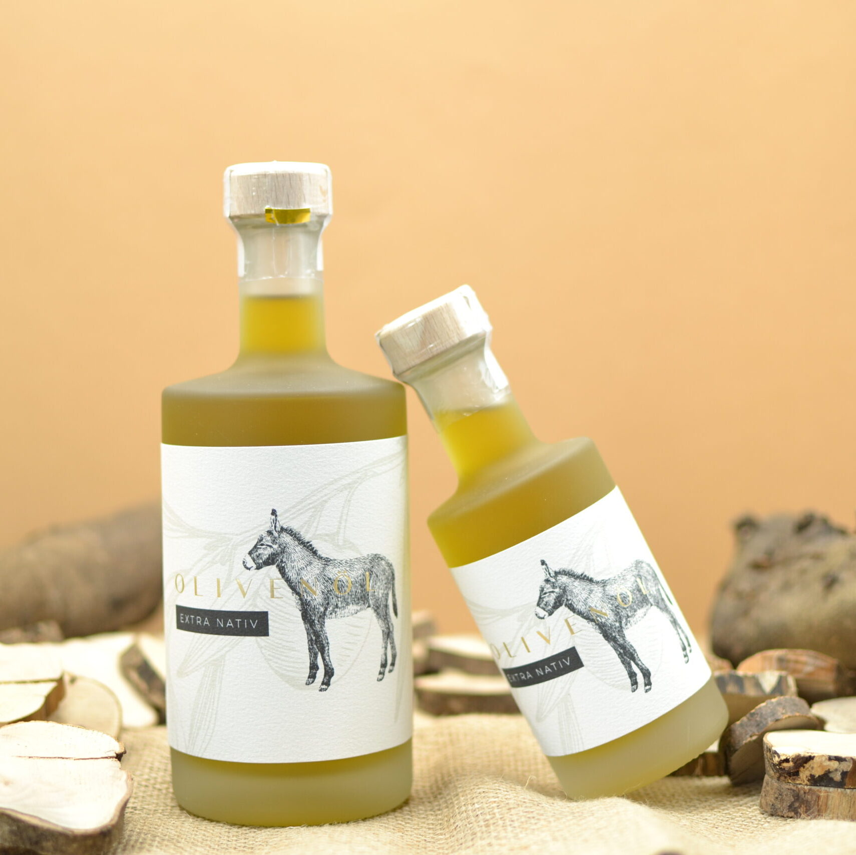 Ximos Olivenöl im Doppelpack: Die 250 ml und 500 ml Flaschen griechisches, handgeerntetes Olivenöl stehen nebeneinander.