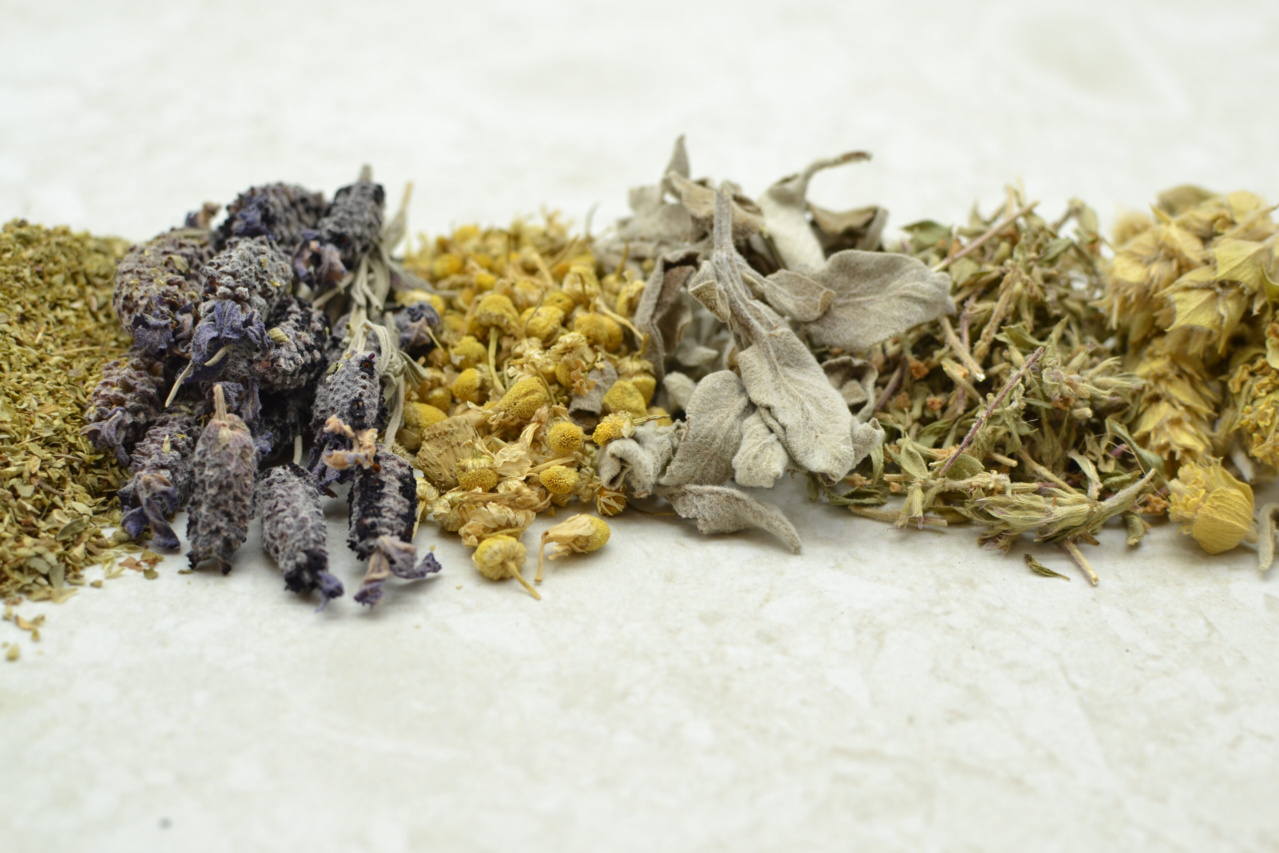 Getrocknete Kräuter-Mischung: Eine Auswahl an mediterranen, getrockneten Kräutern, verpackt für langanhaltendes Aroma